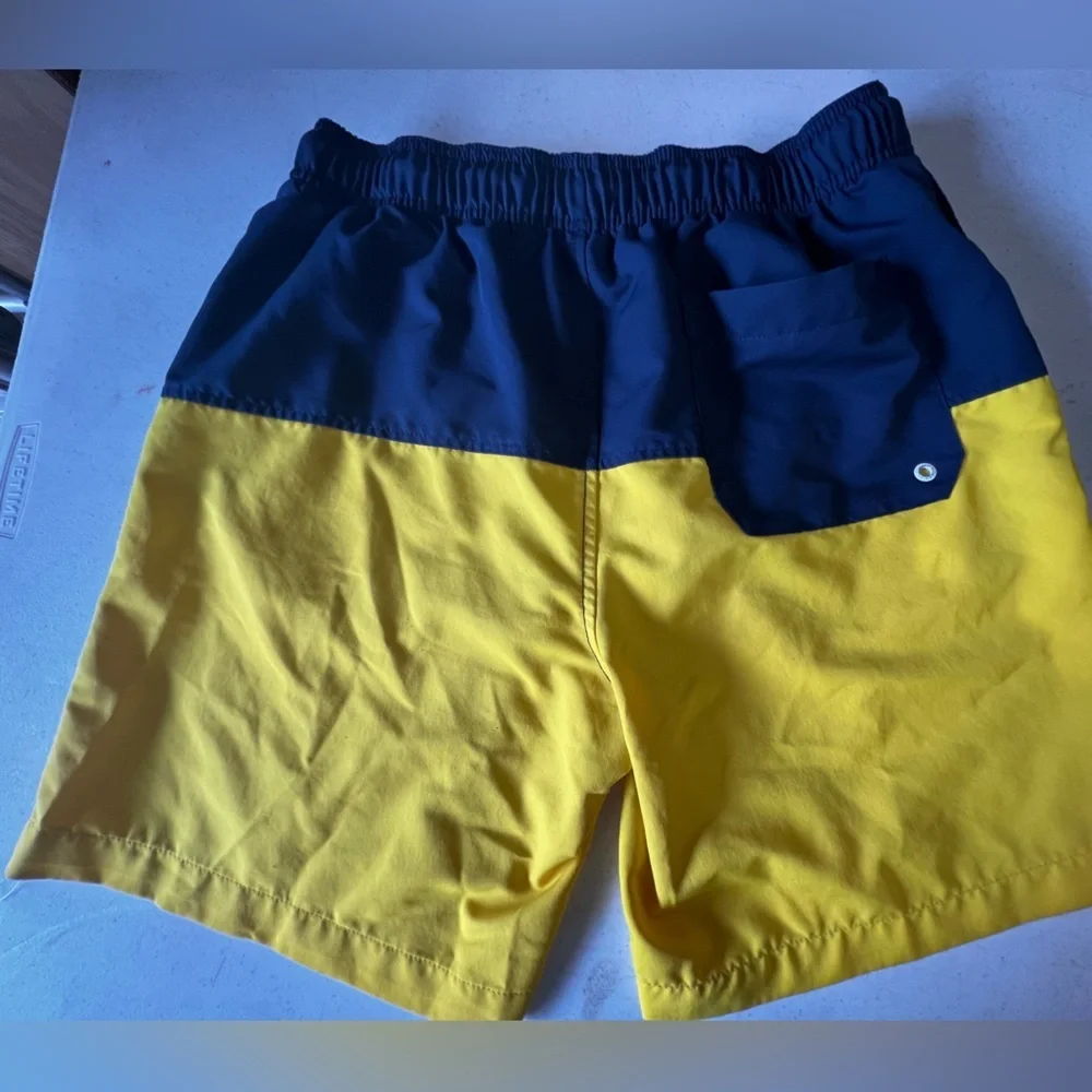 SPEEDO MEN’S NAVY & YELLOW MESH LINED SWIN TRUNKS. SIZE MEDIUM GREAT CONDITION